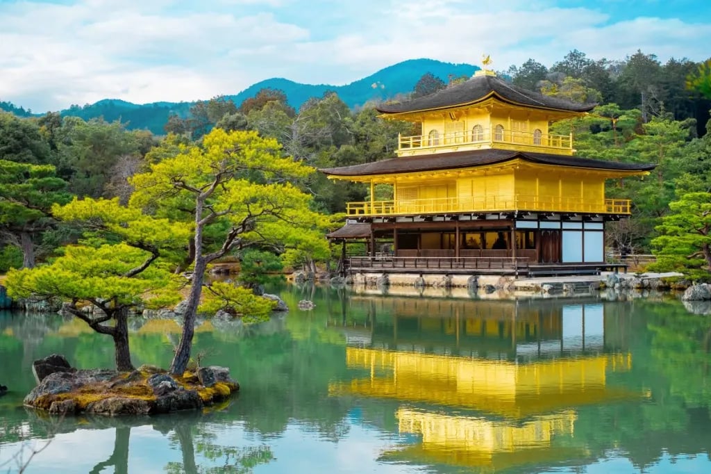 El Pabellón Dorado de Kinkaku-ji reflejado en su estanque, Kioto