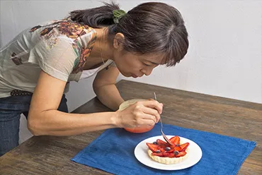 La chef Mihoko Azumi decorando una tarta de fresas