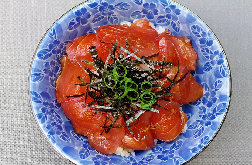 Maguro don: atún sobre arroz con nori y cebollín en un tazón azul