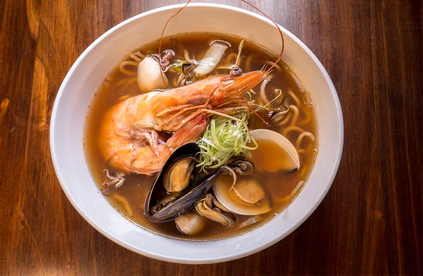 Ramen de mariscos con camarón, mejillones y almejas