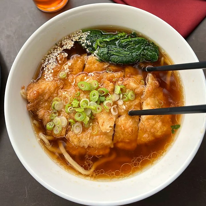 Ramen de pollo frito con espinaca, ajonjolí y cebollín